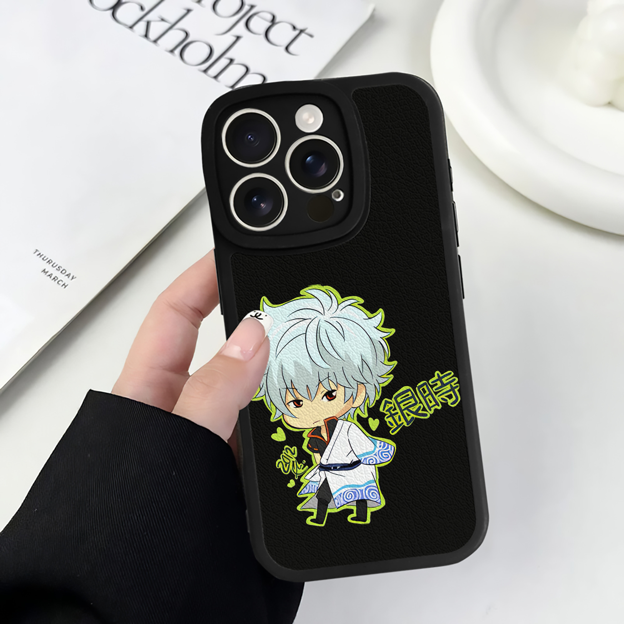 （画像用） ぎんたま 坂田銀時（さかたぎんとき） 神楽 志村新八（しむら しんぱち） GINTAMA Sakata Gintoki Kagura Shimura Shinpachi 【iPhone 16シリーズ対応】シリコンスマホケース（レザー調） 材質：シリコン